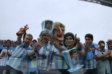 Torcedor argentino faz o nmero 7 com as mos para provocar