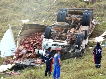 Segundo testemunhas, ve�culo perdeu o controle por causa da carga