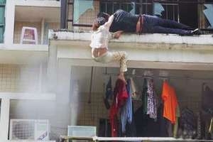 No �ltimo momento, ele se arrependeu de saltar e ficou pendurado nas grades da varanda. Sua namorada ficou pendurada nele