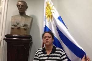 Ativista dentro do consulado uruguaio no Rio de Janeiro