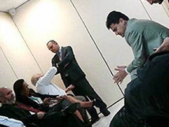 �der Moares (sentado) e o auditor-geral (em p�, ao fundo) aguardando a audi�ndia.