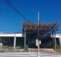 Futura sede pr�pria da farm�cia est� tomada pelo mato e servindo de abrigo para usu�rios de drogas