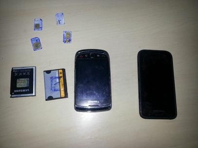 Homem tinha dois celulares e quatro chips escondidos no nus