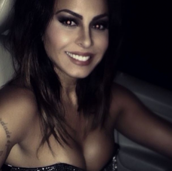 Alinne Rosa: maquiada e decotada