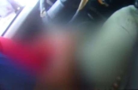 Homem foi filmado praticando gesto obsceno na frente de adolescentes