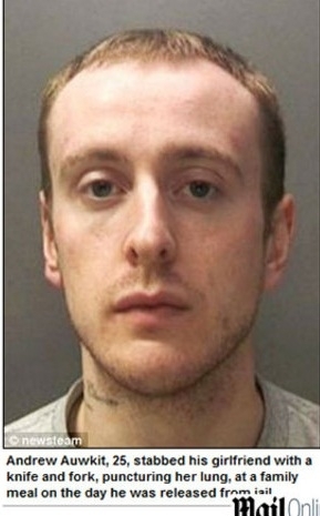 Andrew Auwkit esfaqueou a namorada com faca e garfo de cozinha