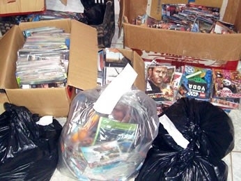 Policiais apreenderam sacolas e sacos com quase 3 mil produtos falsos