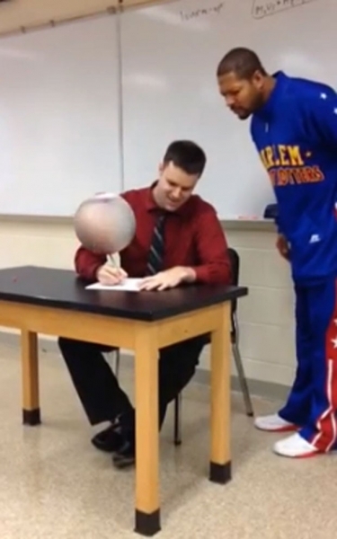 Professor de f�sica que gira bola em caneta impressiona at� Globetrotters