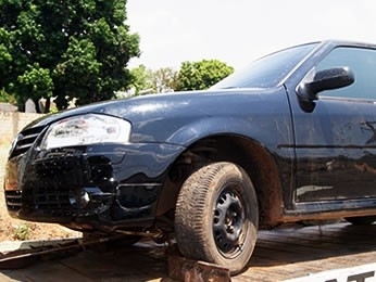 Segundo a polcia, carro usado pela quadrilha foi roubado em Vrzea Grande