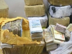 Polcia apreende R$ 1,2 milho e prende 3 no aeroporto de Carajs, PA