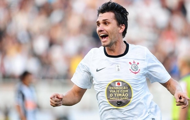 Paulo Andr� comemora gol