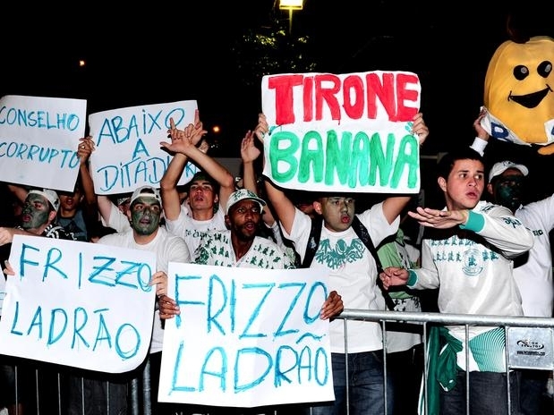 Torcida organizada do Palmeiras protestou nesta segunda-feira