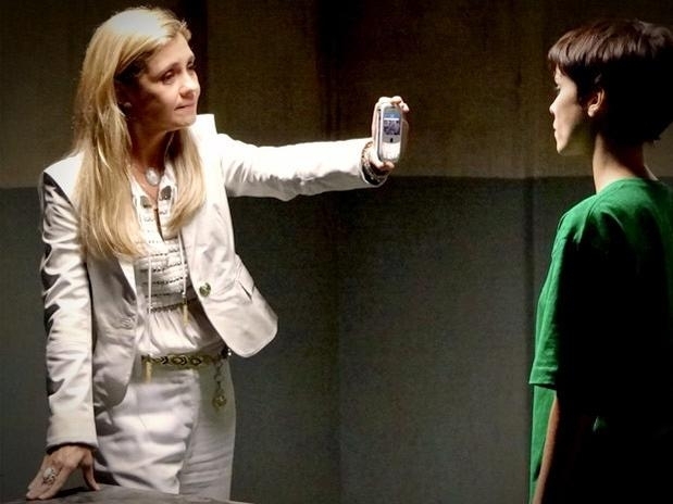 Carminha foi em misso de paz atrs de Nina na delegacia