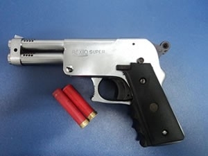 Arma foi encontrada em cesto de roupa suja