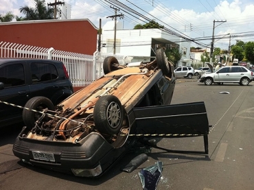 Duas pessoas que estavam no veculo foram encaminhadas para hospital.