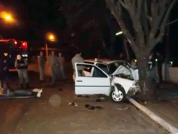 Parati com seis passageiros colidiu com rvore no Centro