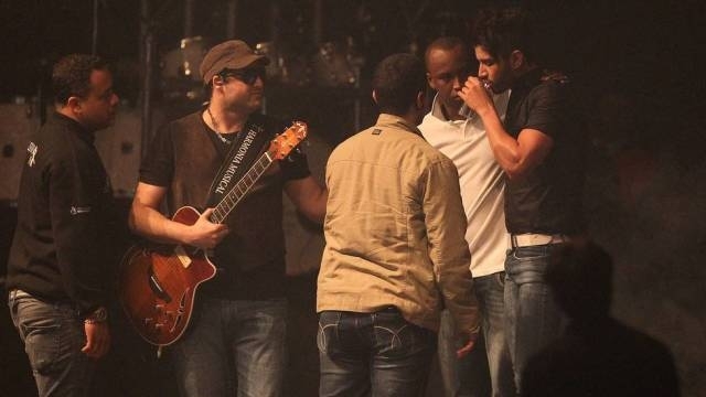 Gusttavo Lima passa mal e  amparado por Thiaguinho