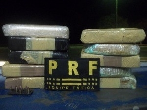 Droga foi apreendida com dois jovens em nibus.