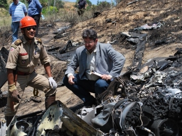 Avi�o caiu na madrugada desta quinta-feira (20). Uma pessoa morreu no local.