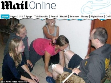 As fotos mostram calouros de lambendo chantilly dos joelhos de um padre, que � diretor da escola, na Pol�nia