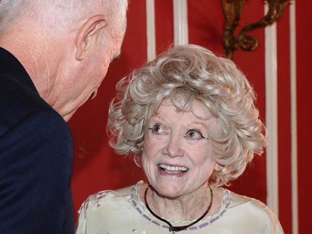 Zsa Zsa Gabor conversando com o marido antes de enfrentar problemas de sade