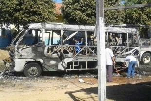 Os dois nibus ficaram completamente destrudos pelo fogo, no ptio do hospital