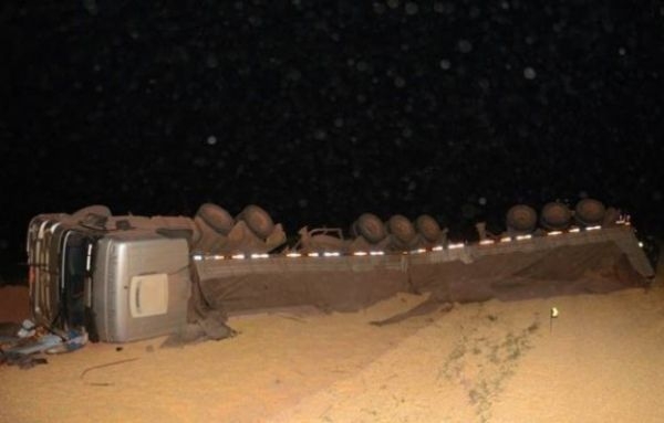 Os bitrens colidiram lateralmente e acabaram tombando; um motorista morreu e o outro ficou ferido