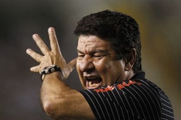 Joel Santana chega para ser o salvador da ptria no Vasco