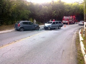 Batida entre carros deixa 4 feridos em Petrpolis