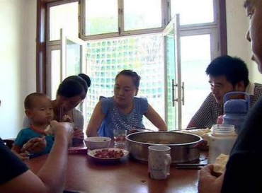 Familiares de trabalhador chin�s Bian Liangking, desaparecido no voo MH370, ainda esperam por milagre