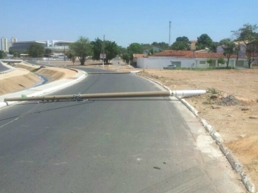 Caminh�o ca�amba derrubou postes na Avenida 8 de Abril