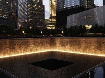 As quedas e o espelho d�gua do memorial est�o no local em que estavam as Torres G�meas e s�o uma op��o de turismo para relembrar a trag�dia