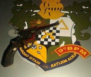 Arma, droga e dinheiro foram apreendidos com jovens