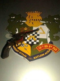 Arma, droga e dinheiro foram apreendidos com jovens