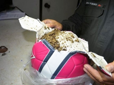 Maconha foi encontrada dentro de carro