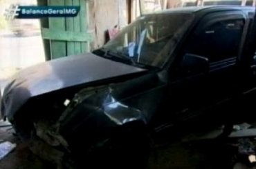 Acidente destruiu o porto, uma parede e uma televiso