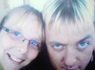 A esposa, April, tenta apoiar o marido, mas admite que o problema de Dale Decker tem afetado a vida do casal