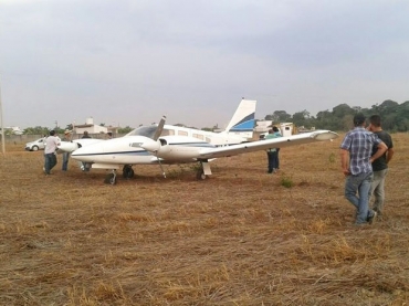 Avio bimotor fez pouso forado em um loteamento de Sinop (MT).