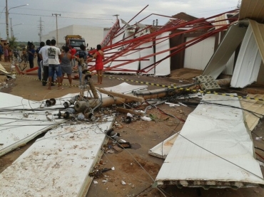 Poste caiu e moradores ficaram sem energia.