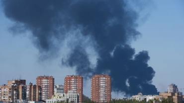 Uma espessa fuma�a sa�da do aeroporto pairava sobre grande parte da cidade de Donetsk nesta quinta-feira (2)