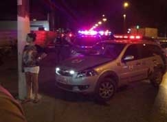 No fogo cruzado, clientes e funcion�rios se abaixaram para n�o serem atingidos pelos tiros