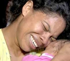 Juliene Aparecida das Neves, me da criana, chora de felicidade ao ter a filha de volta