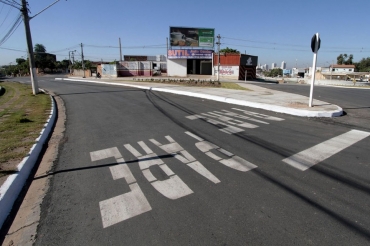 Trincheira da Jurumirim est� recebendo sinaliza��o vertical e horizontal