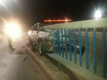 Carro derrubou mureta de proteo de viaduto