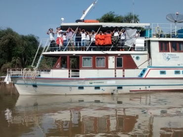 Com binculos, estudantes observam animais s margens do Rio Paraguai