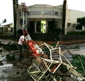 Temporal derrubou torre da TV Centro Amrica em Tangar da Serra.