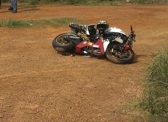 Moto bateu em caminho leiteiro