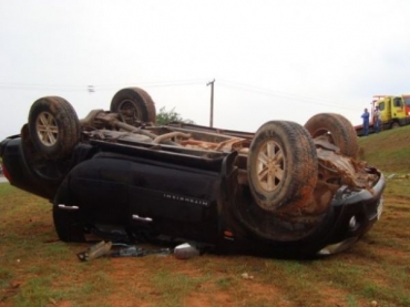 A Mitsubishi caiu no canteiro com as rodas para cima