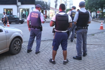 Os PMs detiveram um adolescente e o outro assaltante morreu em confronto com a guarnio militar