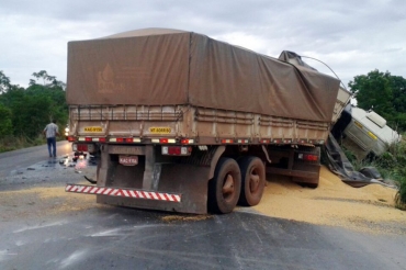 Segundo a Pol�cia Rodovi�ria Federal, a retirada dos destro�os originou engarrafamento de 50 km em cada lado da pista